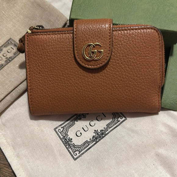 Gucci Medium Double G Leather Wallet - Picture 8 of 16